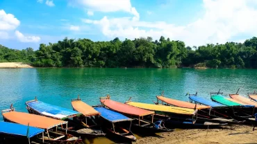a bunch of boats that are sitting in the sand